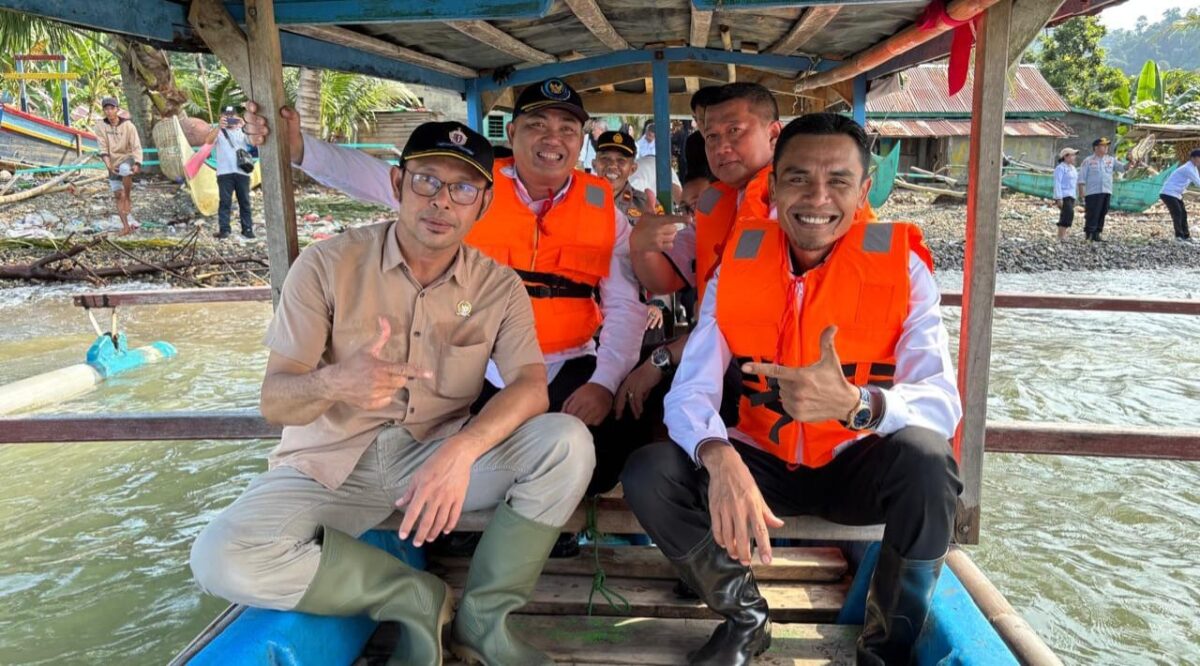 Wabup Tanggamus Agus Suranto saat meninjau keramba apung di Pekon Way Nipah, Pematang Sawa, Rabu 7 Mei 2025 | Edi Hidayat/Media Prioritastv.com.
