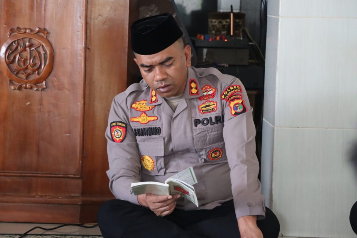 Kapolres Tanggamus, AKBP Rahmad Sujatmiko saat memimpin pembinaan rohani dan mental personilnya yang beragama Islam, di Masjid Hidayatullah, Kamis 8 Mei 2025 | Dok. Humas Polres Tanggamus.