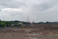 Lahan bekas aktivitas tambang emas ilegal di Mandailing Natal, terlihat tergenang dan dikelilingi gundukan tanah, dengan latar belakang pemukiman warga dan masjid yang berdiri tak jauh dari lokasi. (Putra/Prioritastv.com)