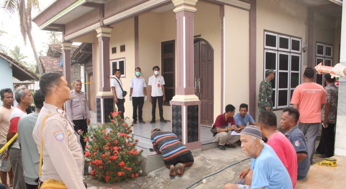 Polisi saat melakukan identifikasi dugaan bunuh diri di Pekon Sukoharjo 1, Sukoharjo, Pringsewu, Rabu 7 Mei 2025 | Dok. Humas Polres Pringsewu.
