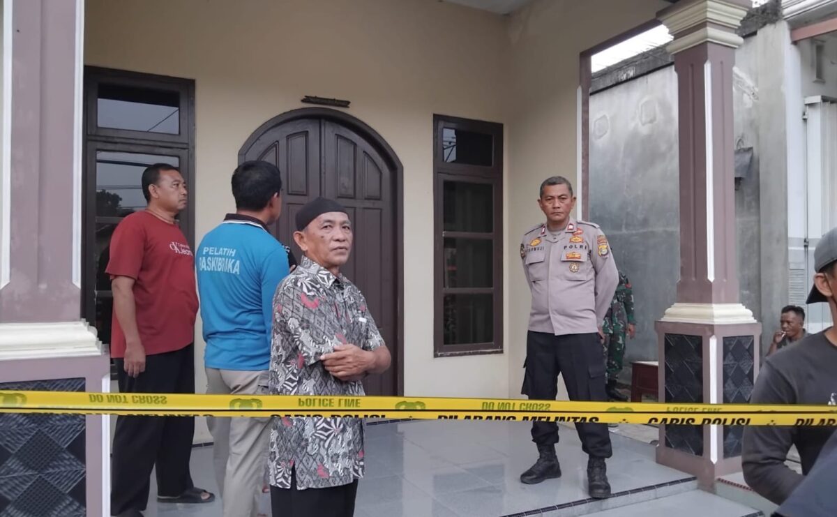Polisi saat melakukan identifikasi dugaan bunuh diri di Pekon Sukoharjo 1, Sukoharjo, Pringsewu, Rabu 7 Mei 2025 | Dok. Humas Polres Pringsewu.