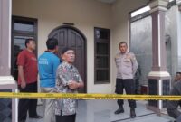 Polisi saat melakukan identifikasi dugaan bunuh diri di Pekon Sukoharjo 1, Sukoharjo, Pringsewu, Rabu 7 Mei 2025 | Dok. Humas Polres Pringsewu.