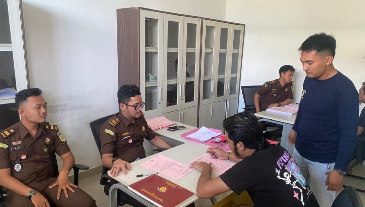 Tersangka saat Dilimpahkan ke Kejaksaan Negeri Pringsewu, Kamis 8 Mei 2025 | Dok. Humas Polres Pringsewu.
