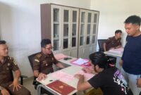 Tersangka saat Dilimpahkan ke Kejaksaan Negeri Pringsewu, Kamis 8 Mei 2025 | Dok. Humas Polres Pringsewu.