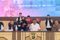 Kedua tersangka saat dihadirkan dalam konferensi pers Polda Lampung, Rabu 7 Mei 2025 | Dok. Humas Polda Lampung.