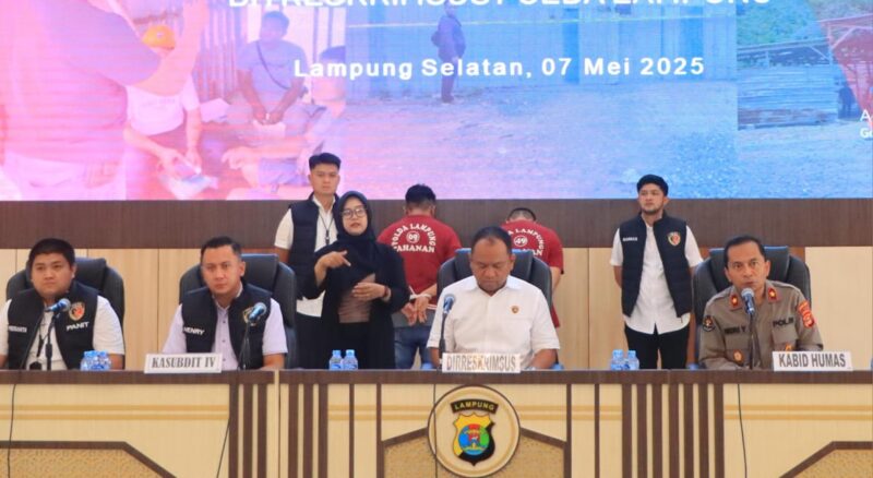 Kedua tersangka saat dihadirkan dalam konferensi pers Polda Lampung, Rabu 7 Mei 2025 | Dok. Humas Polda Lampung.