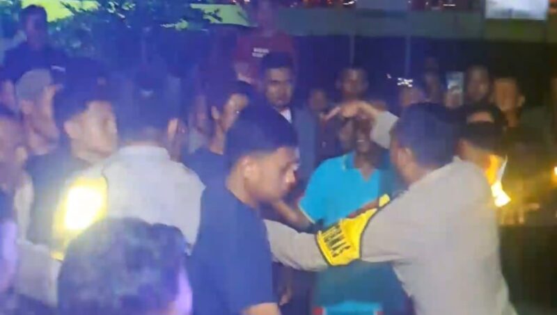Pelaku saat dievakusi ke mobil polisi | Dok. ist.