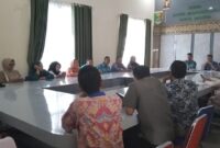 Audensi tenaga jasa pelayanan dan manajemen RSUD-BM dipimpin Asisten II Hendra Wijaya dan Kabag Hukum Arif Rahman di Aula RSUD-BM, Kamis 8 Mei 2025, sore | Herdi/Media Prioritastv.com.
