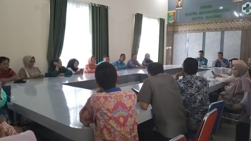 Audensi tenaga jasa pelayanan dan manajemen RSUD-BM dipimpin Asisten II Hendra Wijaya dan Kabag Hukum Arif Rahman di Aula RSUD-BM, Kamis 8 Mei 2025, sore | Herdi/Media Prioritastv.com.