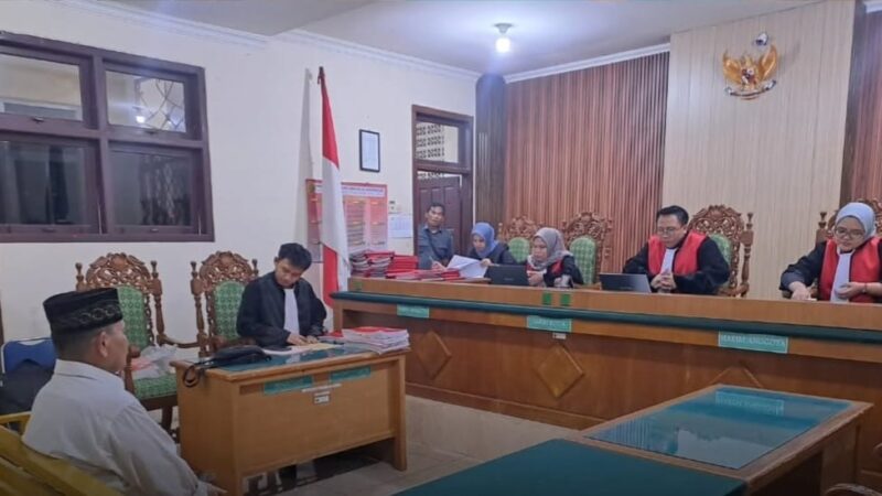 Mantan Ketua Apdesi Pringsewu, Abidin bin Ayub saat disidang di PN Kota Agung, Selasa 6 Mei 2025 | Dok. IG Kejari Pringsewu.