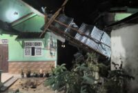 Atap rumah warga Pekon Teratas, Kecamatan Kota Agung, Kabupaten Tanggamus terhempas diterjang angin kencang, Kamis Mei 2025 | Herdi/Media Prioritastv.com.