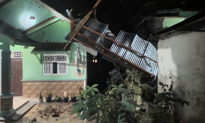 Atap rumah warga Pekon Teratas, Kecamatan Kota Agung, Kabupaten Tanggamus terhempas diterjang angin kencang, Kamis Mei 2025 | Herdi/Media Prioritastv.com.