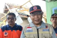 Kalak BPBD Tanggamus Irvan Wahyudi bersama tim BPBD saat berada di lokasi sebelum melaksanakan gotong royong paska terjangan puting beliung di Pekon Teratas, Kota Agung, Jumat 9 Mei 2025 | Herdi/Media Prioritastv.com.