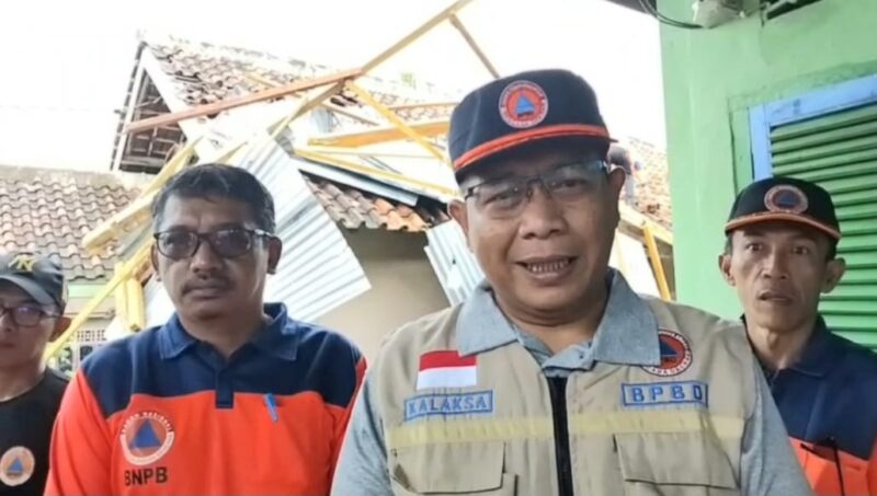 Kalak BPBD Tanggamus Irvan Wahyudi bersama tim BPBD saat berada di lokasi sebelum melaksanakan gotong royong paska terjangan puting beliung di Pekon Teratas, Kota Agung, Jumat 9 Mei 2025 | Herdi/Media Prioritastv.com.