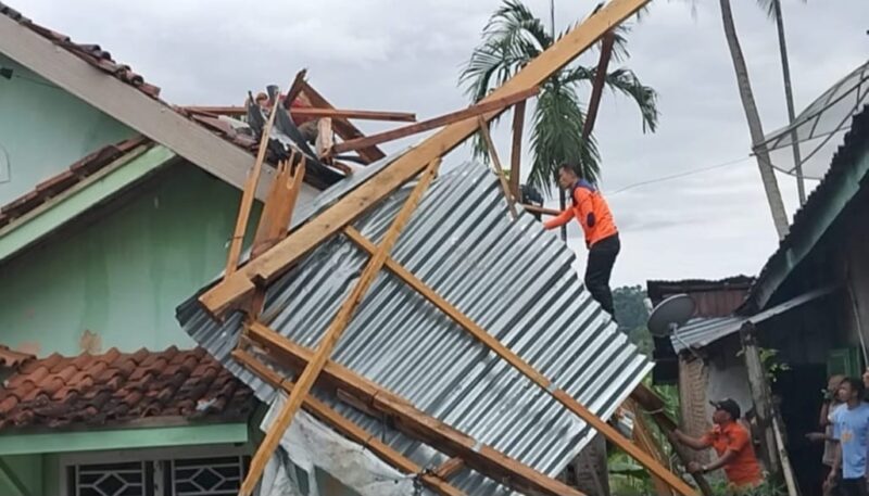 Petugas BPBD Tanggamus saat bersama warga mengevakuasi atas rumah yang terdampak puting beliung di Pekon Teratas, Kota Agung, Jumat 9 Mei 2025 | Herdi/Media Prioritastv.com.