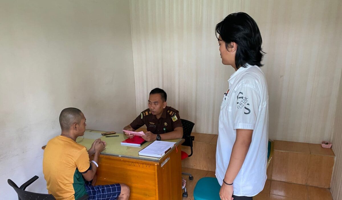 Tersangka saat dilimpahkan ke Kejaksaan Negeri Tanggamus, Kamis 8 Mei 2025 | Dok. Humas Polres Tanggamus.