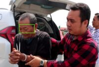 Tersangka SI alias Bilung (53) saat digelandang petugas menuju tahanan,  Jumat 9 Mei 2025 | Dok. Humas Polres Pringsewu.