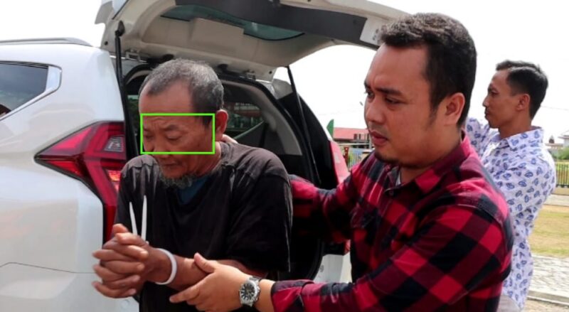 Tersangka SI alias Bilung (53) saat digelandang petugas menuju tahanan, Jumat 9 Mei 2025 | Dok. Humas Polres Pringsewu.