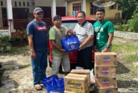 Kepala Dinas Sosial Tanggamus, Hardarsyah saat menyerahkan bantuan untuk korban puting beliung di Pekon Teratas, Kota Agung, Jumat 9 Mei 2025 | Herdi/Media Prioritastv.com.