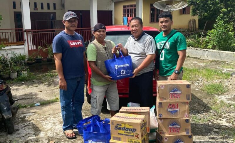 Kepala Dinas Sosial Tanggamus, Hardarsyah saat menyerahkan bantuan untuk korban puting beliung di Pekon Teratas, Kota Agung, Jumat 9 Mei 2025 | Herdi/Media Prioritastv.com.