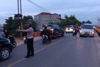Polisi saat melakukan pengaturan lalu lintas di lokasi minibus patah as di jembatan way bulok, Pringsewu, Jumat 9 Mei 2025 | Dok. Humas Polres Pringsewu.