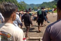 Korban saat dievakuasi dari bibir pantai menuju mobil ambulance usai ditemukan paska tenggelam di Pantai Pekon Penyadingan, Kelumbayan, Tanggamus, Sabtu 10 Mei 2025 | Dok. Ist.