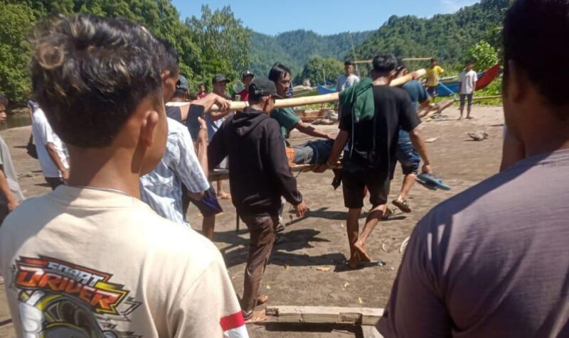 Korban saat dievakuasi dari bibir pantai menuju mobil ambulance usai ditemukan paska tenggelam di Pantai Pekon Penyadingan, Kelumbayan, Tanggamus, Sabtu 10 Mei 2025 | Dok. Ist.