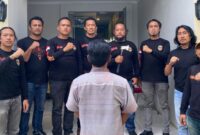 Tersangka HN alias Pesek setelah ditangkap sebelum dijebloskan ke sel tahanan, Sabtu 10 Mei 2025 | Dok. Humas Polres Tanggamus.