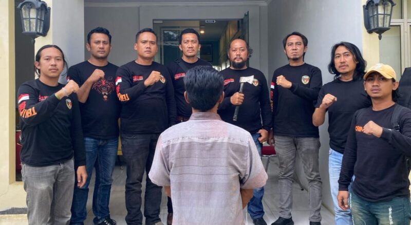 Tersangka HN alias Pesek setelah ditangkap sebelum dijebloskan ke sel tahanan, Sabtu 10 Mei 2025 | Dok. Humas Polres Tanggamus.