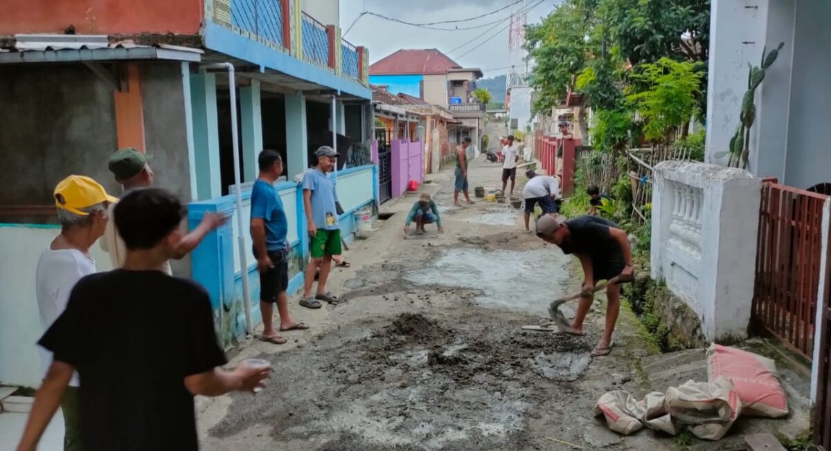 Warga RT 18 LK VI Bumi Agung, Kuripan, Kota Agung, Tanggamus saat gotong royong perbaiki jalan lingkungan, Minggu 11 Mei 2025 | Dok. Ist.