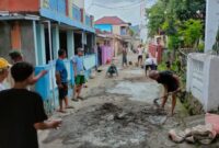 Warga RT 18 LK VI Bumi Agung, Kuripan, Kota Agung, Tanggamus saat gotong royong perbaiki jalan lingkungan, Minggu 11 Mei 2025 | Dok. Ist.