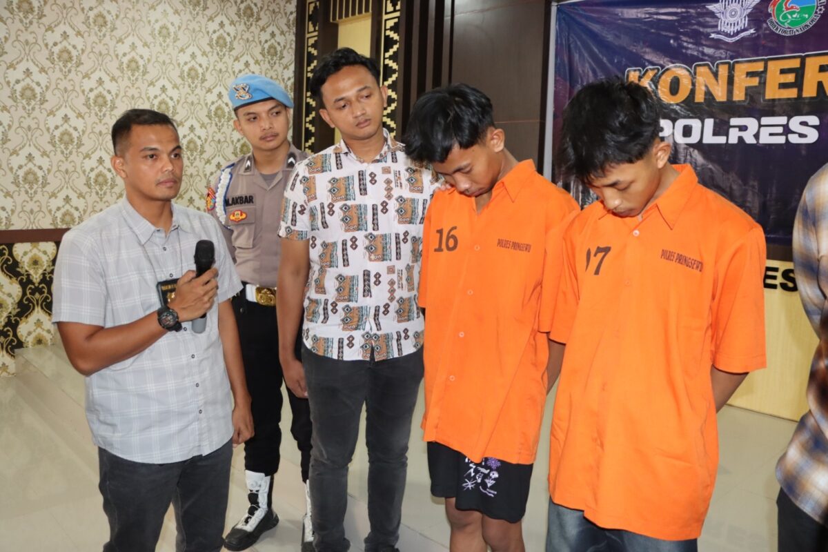 Kedua tersangka saat meminta maaf dihadapan polisi dalam konferensi pers di Mapolres Pringsewu, Jumat (9/5/2025) sore | Dok. Humas Polres Pringsewu.