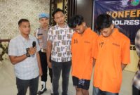 Kedua tersangka saat meminta maaf dihadapan polisi dalam konferensi pers di Mapolres Pringsewu, Jumat (9/5/2025) sore | Dok. Humas Polres Pringsewu.