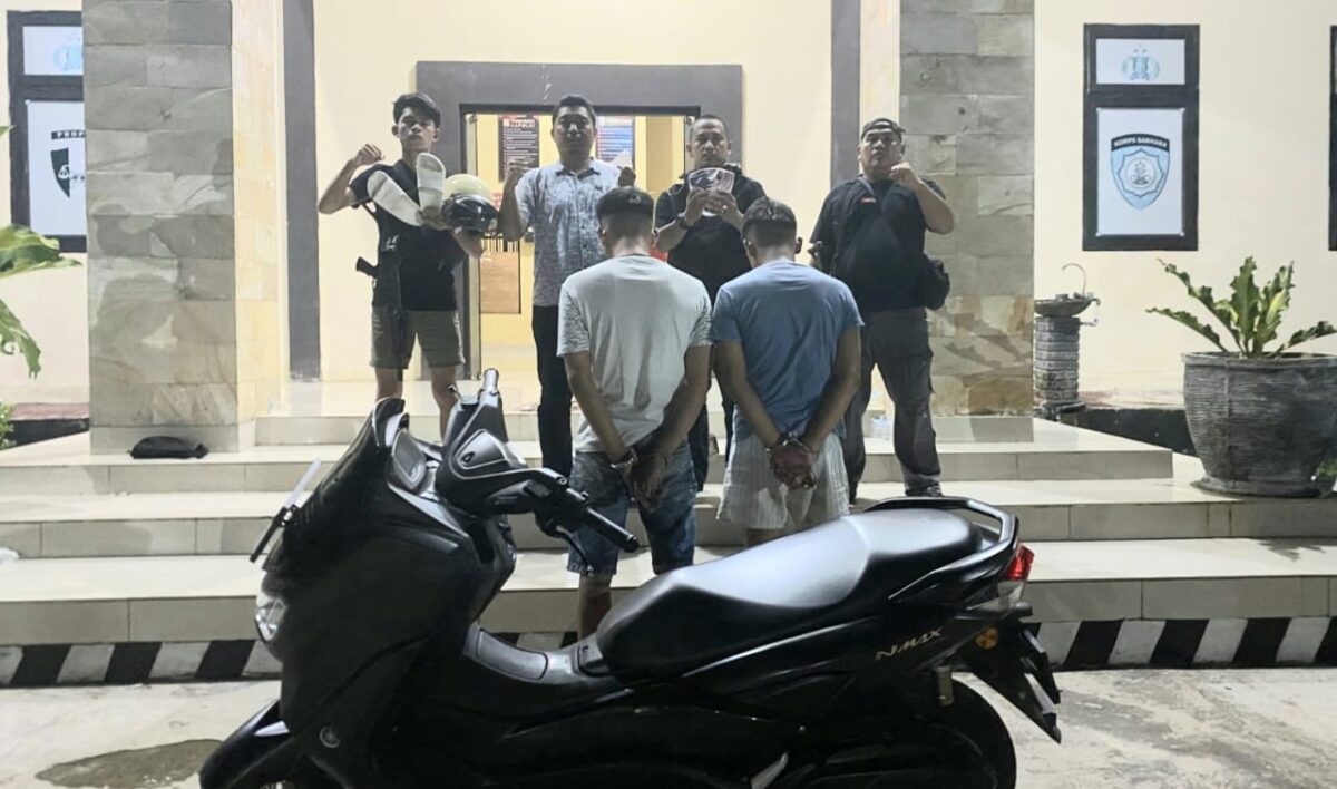 Kedua tersangka Curanmor setelah ditangkap sebelum dijebolskan ke sel tahanan, Senin 12 Mei 2025 | Dok. Humas Polres Tanggamus.