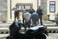 Kedua tersangka Curanmor setelah ditangkap sebelum dijebolskan ke sel tahanan, Senin 12 Mei 2025 | Dok. Humas Polres Tanggamus.
