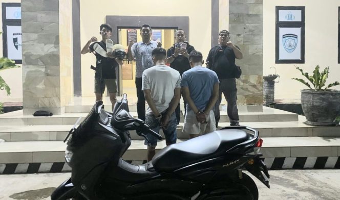 
					Kedua tersangka Curanmor setelah ditangkap sebelum dijebolskan ke sel tahanan, Senin 12 Mei 2025 | Dok. Humas Polres Tanggamus.