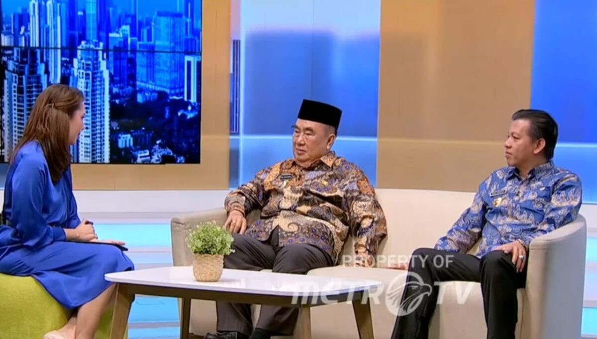 Bupati Tanggamus, Moh. Saleh Asnawi didampingi Kepala Bapperida Doni Senggaji Berisang saat memaparkan kekayaan alam dan potensi wisata dalam program Selamat Pagi Indonesia yang disiarkan Metro TV | Youtube Metro TV.