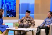 Bupati Tanggamus, Moh. Saleh Asnawi didampingi Kepala Bapperida Doni Senggaji Berisang saat memaparkan kekayaan alam dan potensi wisata dalam program Selamat Pagi Indonesia yang disiarkan Metro TV | Youtube Metro TV.