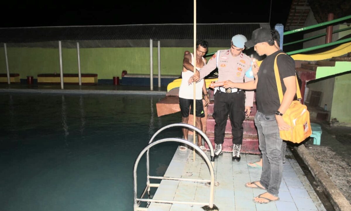 Petugas kepolisian saat melakukan pemeriksaan TKP tenggelamnya bocah 5 tahun di Kolam Renang Tirto Asri, Gading Rejo, Pringsewu, Senin 12 Mei 2025, malam | Dok. Humas Polres Pringsewu.