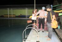 Petugas kepolisian saat melakukan pemeriksaan TKP tenggelamnya bocah 5 tahun di Kolam Renang Tirto Asri, Gading Rejo, Pringsewu, Senin 12 Mei 2025, malam | Dok. Humas Polres Pringsewu.
