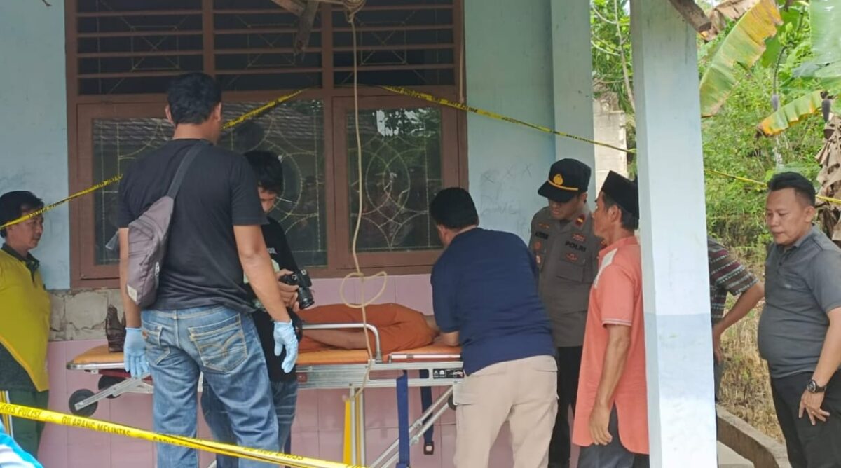 Polisi setelah melaksanakan evakuasi korban dari tali yang tergantung, Rabu 14 Mei 2025 | Dok. Humas Polres Tanggamus.
