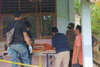 Polisi setelah melaksanakan evakuasi korban dari tali yang tergantung, Rabu 14 Mei 2025 | Dok. Humas Polres Tanggamus.
