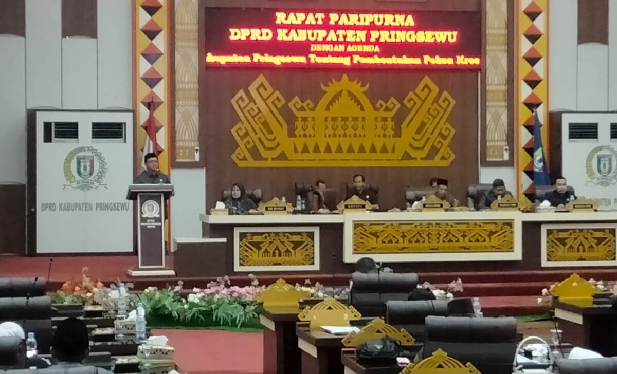 Bupati Pringsewu Riyanto Pamungkas saat memberikan sambutan dalam Paripurna DPRD setempat, Rabu 14 Mei 2025 | Dok. Humas Pemkab Pringsewu.