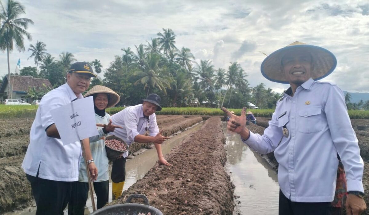 Wakil Bupati Tanggamus Agus Suranto saat memimpin kegiatan Gertak Mata Babe di Pekon Banjarsari, Wonosobo, Rabu 14 Mei 2025 | Edi Hidayat/Media Prioritastv.com.