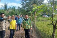 Sekda Tanggamus Suadi saat mendampingi tim PUPR meninjau lokasi sekolah rakyat di Pekon Pungkut, Pugung, Kamis 15 Mei 2025 | Asrul Ariski/Media Prioritastv.com.