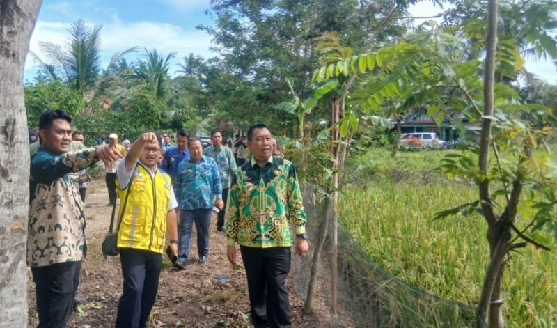 Sekda Tanggamus Suadi saat mendampingi tim PUPR meninjau lokasi sekolah rakyat di Pekon Pungkut, Pugung, Kamis 15 Mei 2025 | Asrul Ariski/Media Prioritastv.com.