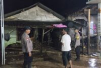 Dua rumah warga alami rusak berat diterjang banjir bandang di Pekon Gunung Kasih, Pugung, Tanggamus, Kamis 15 Mei 2025, malam | Dok. Humas Polres Tanggamus.