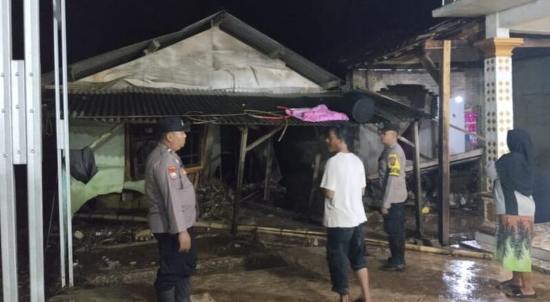 Dua rumah warga alami rusak berat diterjang banjir bandang di Pekon Gunung Kasih, Pugung, Tanggamus, Kamis 15 Mei 2025, malam | Dok. Humas Polres Tanggamus.