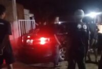 Warga berkumpul di depan rumah di Kelurahan Pajaresuk, Pringsewu, saat penggerebekan diduga kasus perselingkuhan yang melibatkan pejabat BKPSDM Lampung Tengah dan seorang guru SD, Selasa malam (13/5/2025). (Davit/Prioritastv.com)
