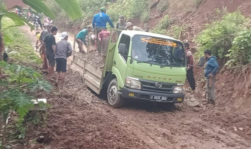 Pengurukan Jalan Pekon Sinar Jawa, Air Naningan, Tanggamus dalam Jumat Berkah Dewan Penasehat PT Media Prioritas Tivi, Jumat 16 Mei 2025 | Asrul Ariski/Media Prioritastv.com.